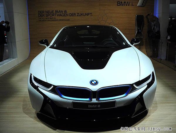寶馬i8頂級(jí)超跑 奢華巨獻(xiàn)現(xiàn)車狂飆底價(jià)