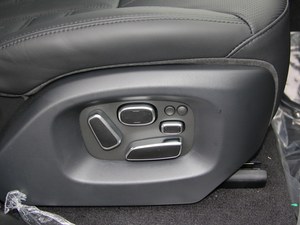 路虎攬勝運(yùn)動(dòng)版港口現(xiàn)車 攜手輝煌價(jià)值新體驗(yàn)