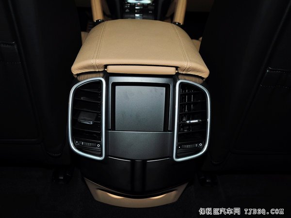 2015款保時捷卡宴 現(xiàn)車性能優(yōu)勢數(shù)萬豪降讓利月