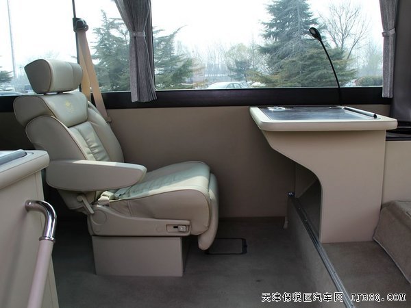 日產(chǎn)尼桑碧蓮12座客車 現(xiàn)車強悍豪惠駕臨港口