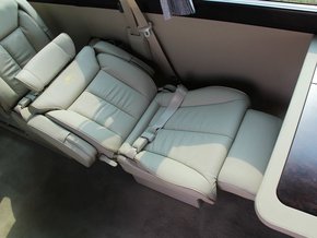 日產(chǎn)尼桑碧蓮12座客車 現(xiàn)車強悍豪惠駕臨港口