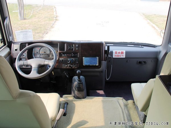 日產(chǎn)尼桑碧蓮12座客車 現(xiàn)車強悍豪惠駕臨港口