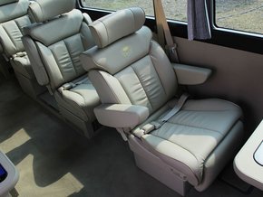 日產(chǎn)尼桑碧蓮12座客車 現(xiàn)車強悍豪惠駕臨港口