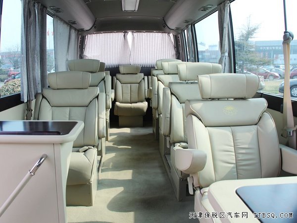 日產(chǎn)尼桑碧蓮12座客車 現(xiàn)車強悍豪惠駕臨港口