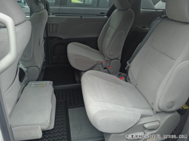 17款豐田塞納3.5L兩驅(qū)版商務(wù)MPV 平行進(jìn)口車報(bào)價(jià)41.8萬(wàn)