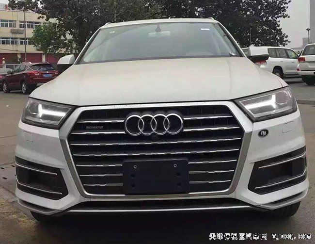 2017款?yuàn)W迪Q7加規(guī)版 7座/全景/S-line外觀包現(xiàn)車77萬購