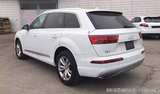 2017款?yuàn)W迪Q7加規(guī)版 7座/全景/S-line外觀包現(xiàn)車77萬購