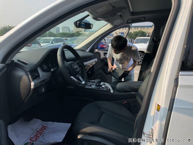 2018款?yuàn)W迪Q7加規(guī)版 全景天窗/7座/手寫板現(xiàn)車62萬(wàn)惠購(gòu)