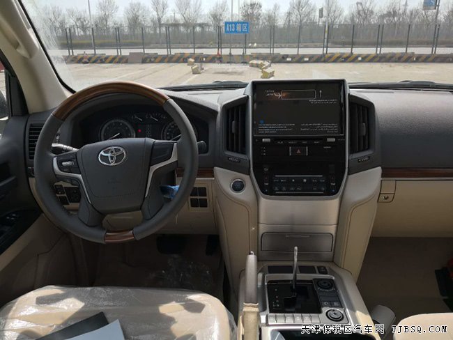 2018款豐田酷路澤4600中東版 18輪/天窗/后掛現(xiàn)車(chē)81.3萬(wàn)