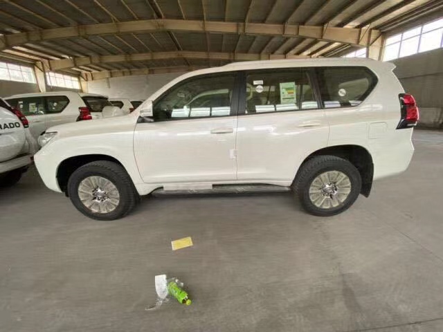 絕版霸道4.0，  港口現車九氣囊天窗后掛，僅售64.3萬