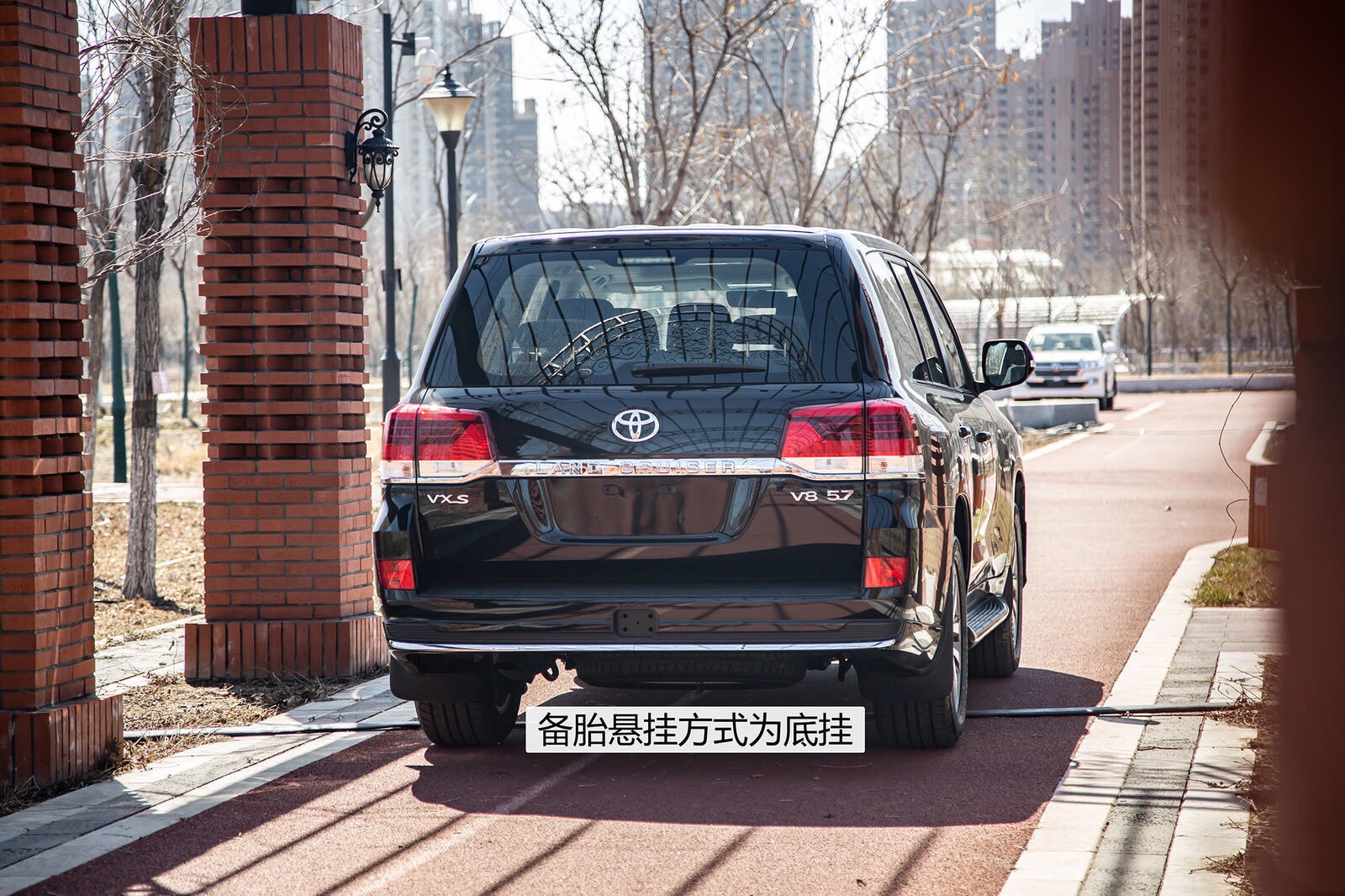 售價(jià)123萬元的2020款豐田蘭德酷路澤 5.7L自動(dòng)VXS車型 現(xiàn)已正式上