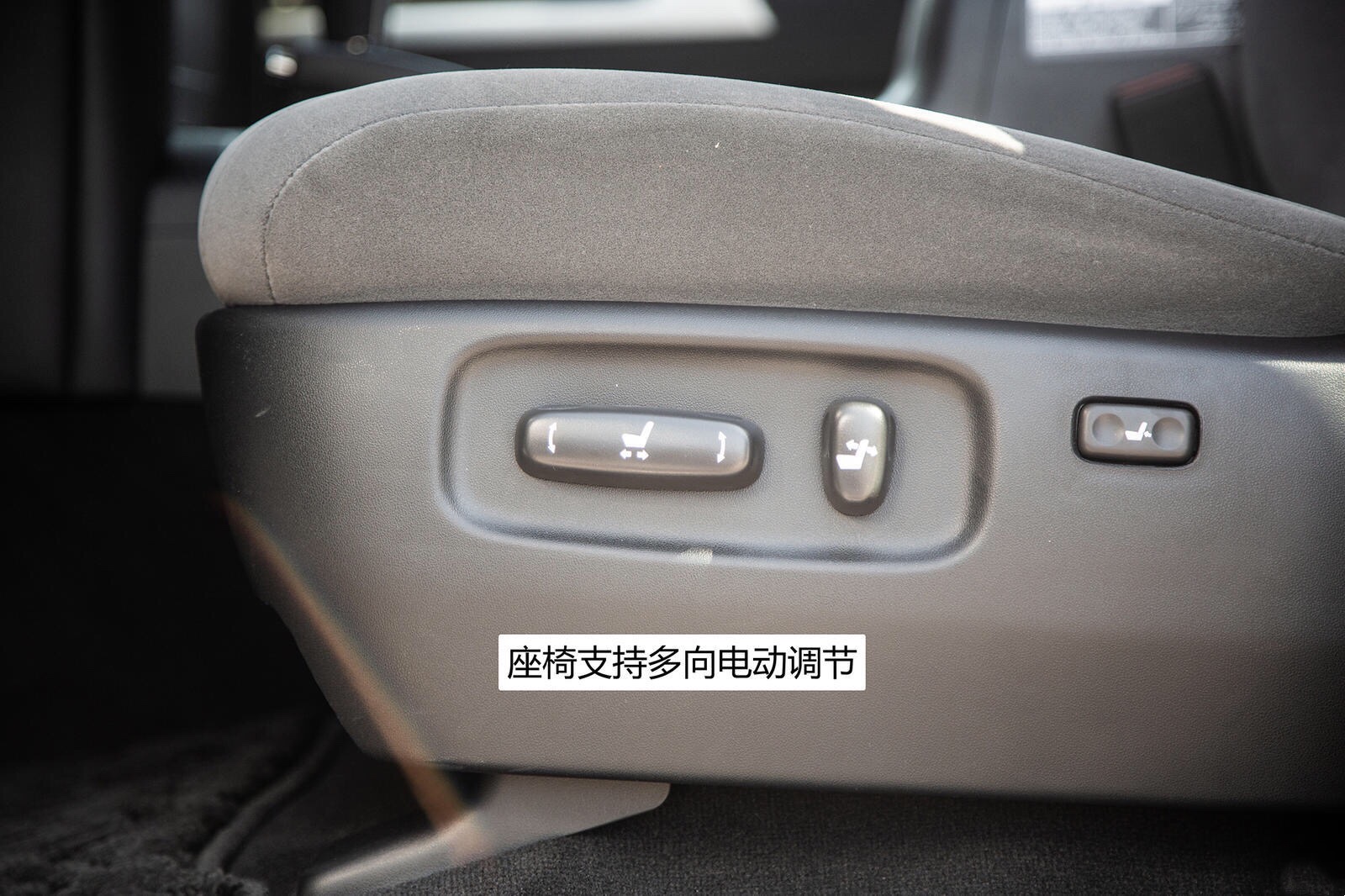 售價(jià)123萬元的2020款豐田蘭德酷路澤 5.7L自動(dòng)VXS車型 現(xiàn)已正式上