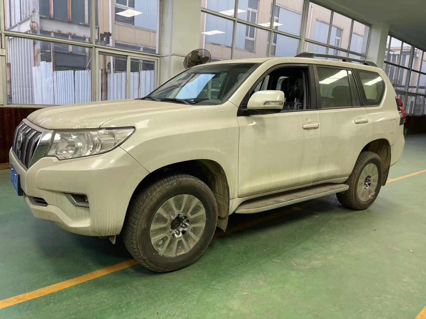 18款豐田霸道普拉多3.5 中配港口現(xiàn)車包牌價(jià)63.5萬(wàn)