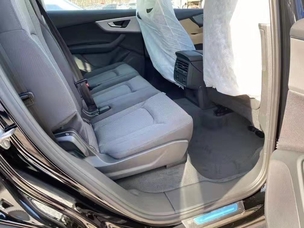 奧迪Q7 21款 2.0T 標(biāo)準(zhǔn) 天津港現(xiàn)車(chē)特惠60萬(wàn)