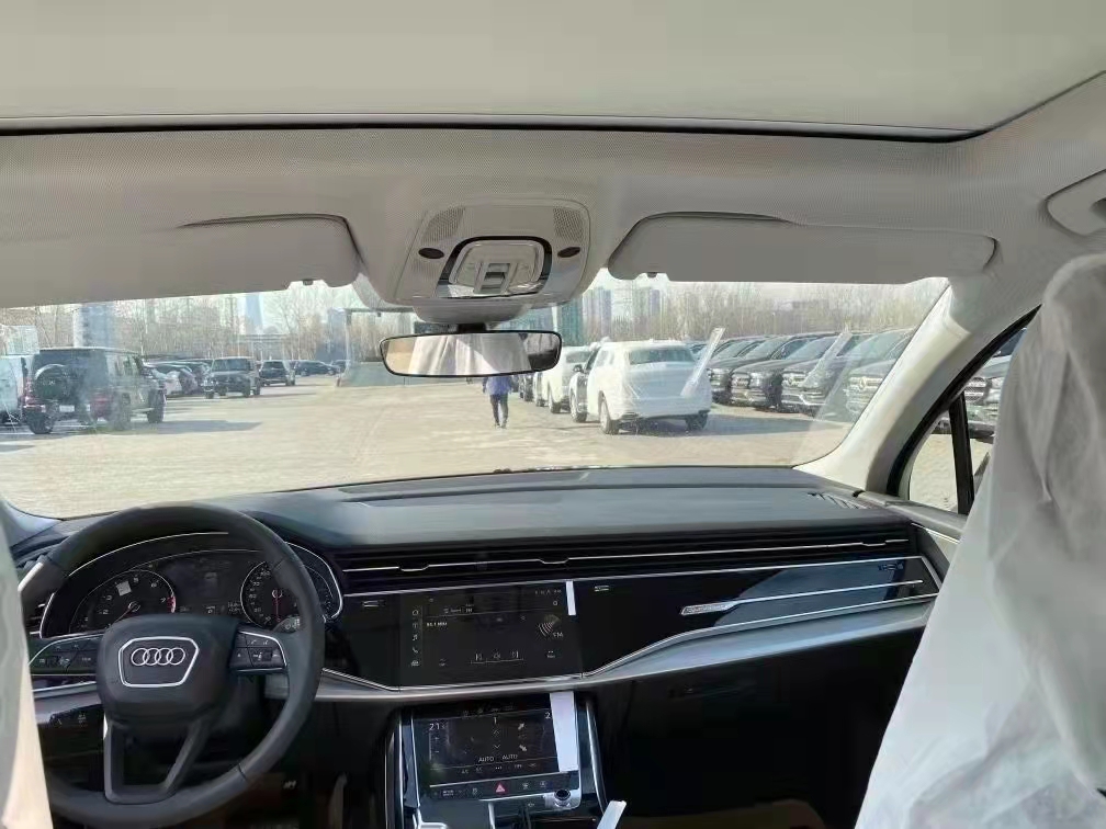   奧迪Q7 21款 2.0T 標(biāo)準(zhǔn)  天津港現(xiàn)車(chē)特惠60萬(wàn)