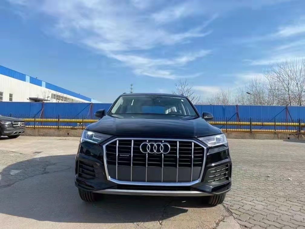   奧迪Q7 21款 2.0T 標(biāo)準(zhǔn)  天津港現(xiàn)車(chē)特惠60萬(wàn)