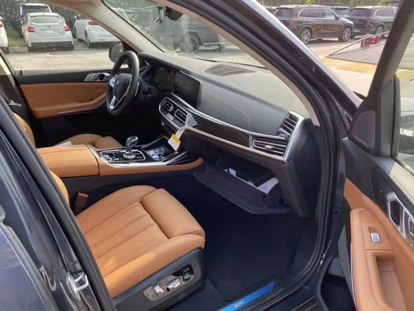 寶馬X7 21款 3.0T Luxury豪華 天津港現(xiàn)車鉅惠搶購(gòu)中